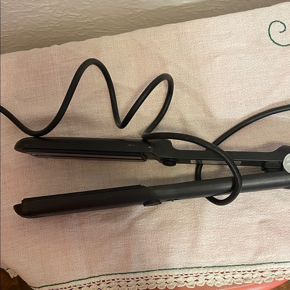 🆓🆓🆓Free w/Purchase🆓🆓🆓Black Hair Straightener